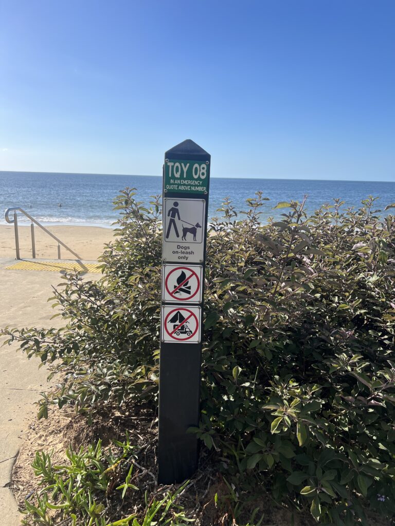 Ruff Ruff Reviews - Ron Beaton Memorial Park and Beach, Hervey Bay - Dog on leash sign