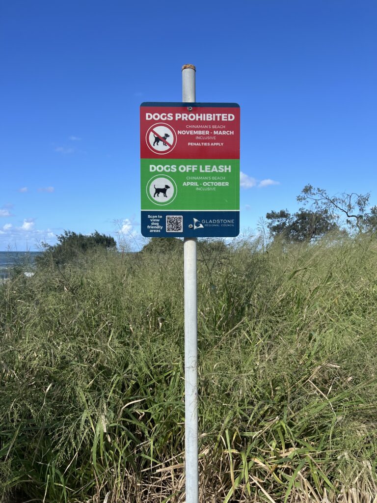 Ruff Ruff Reviews - Chinaman's Beach, Anges Waters - Dog-friendly sign