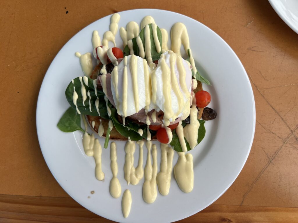 Ruff Ruff Reviews - The Little Blue Wren 2.0 Cafe - Monto - Eggs Benedict