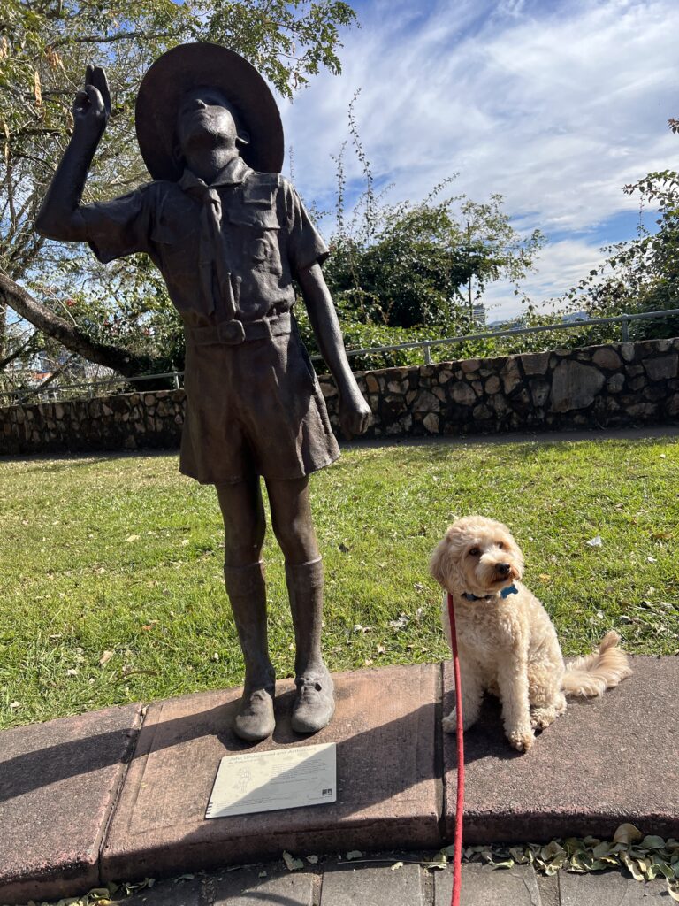 Ruff Ruff Reviews - Kangaroo Point Cliffs Lookout, Kangaroo Point, Brisbane - Ralph next to statute