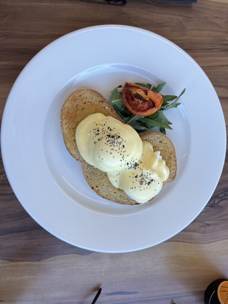 Ruff Ruff Reviews - Frenchies Cafe, Wynnum - Eggs Benny