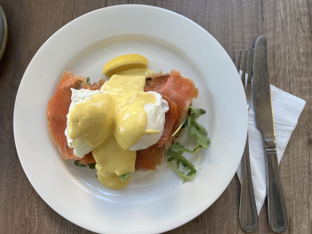 Ruff Ruff Reviews - The Thistle, New Farm - Eggs Benedict with Salmon