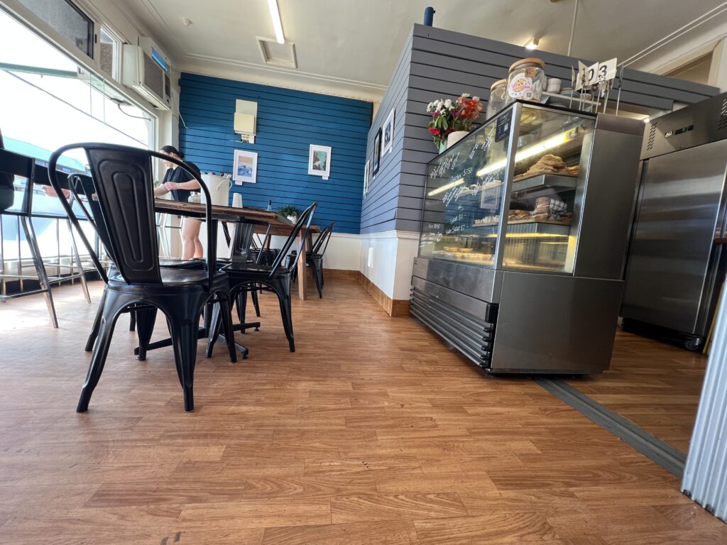 Ruff Ruff Reviews - Earthborn Bowra Cafe, Nambucca Heads - Indoor seating