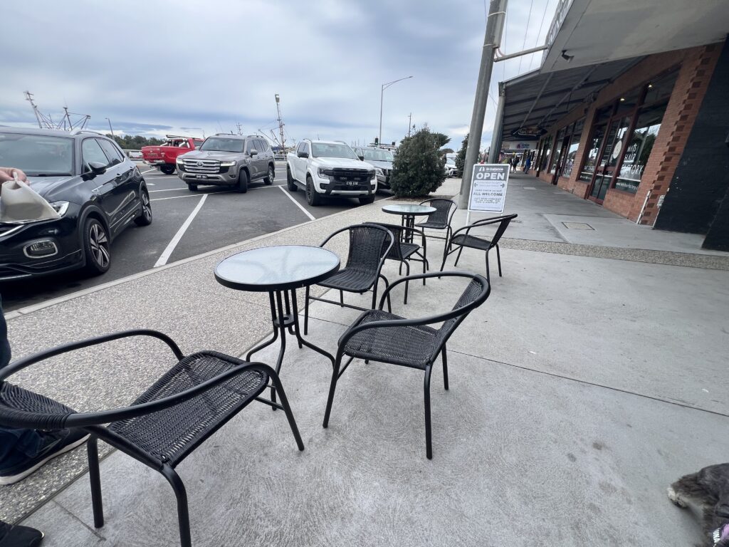 Ruff Ruff Reviews - Lakes Bakery, Lakes Entrance - Outdoor seating