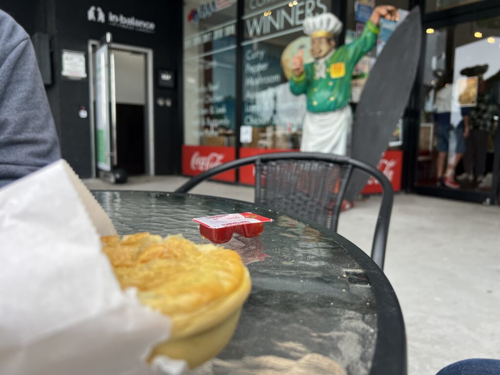 Ruff Ruff Reviews - Lakes Bakery, Lakes Entrance - Meat Pie