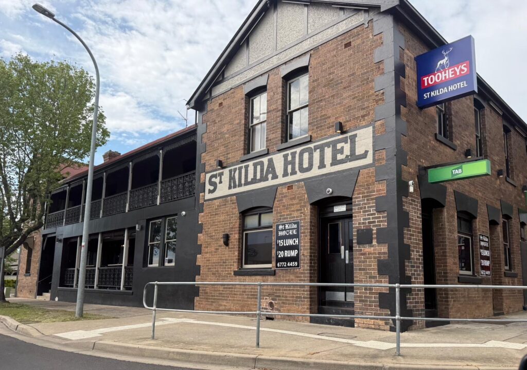 Ruff Ruff Reviews - St Kilda Hotel, Armidale, New South Wales - Pub views